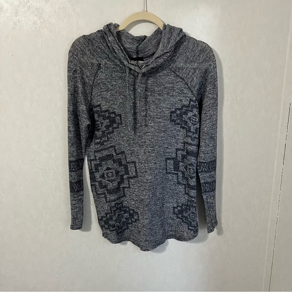Rue21 Gray Long Sleeve Tee with Geometric Patterns in Black Pullover - Picture 1 of 4